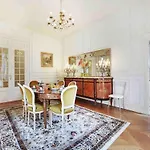 Champs Élysées : Appartement 200 m2 avec balcon